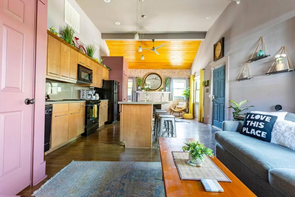 Single Level 2br W Free Parking Near Downtown Holiday home
