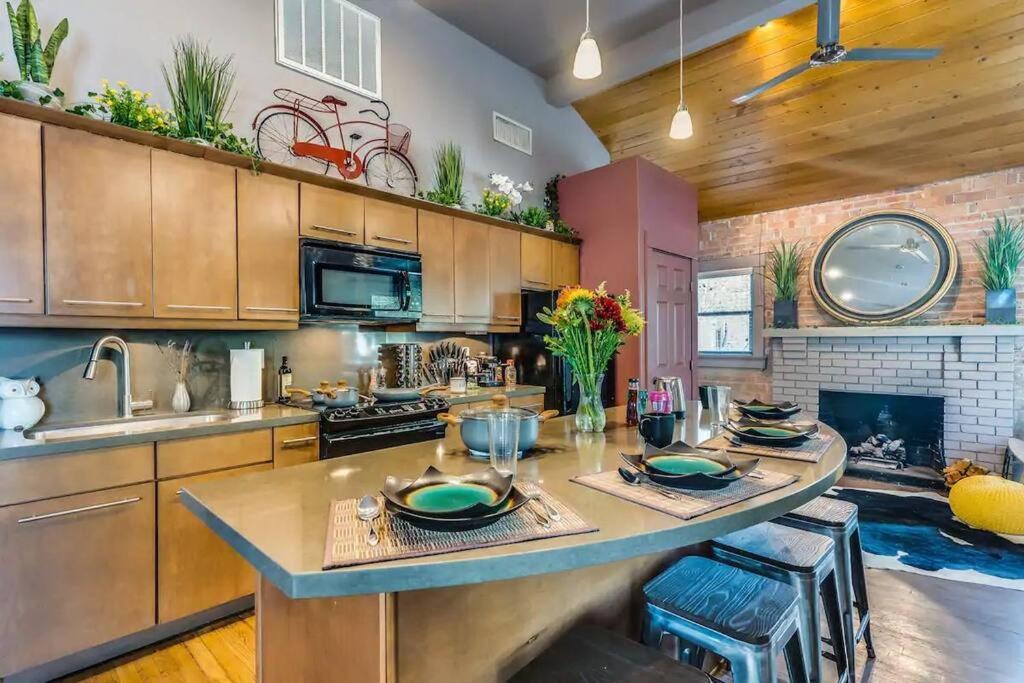 Single Level 2br W Free Parking Near Downtown Holiday home *