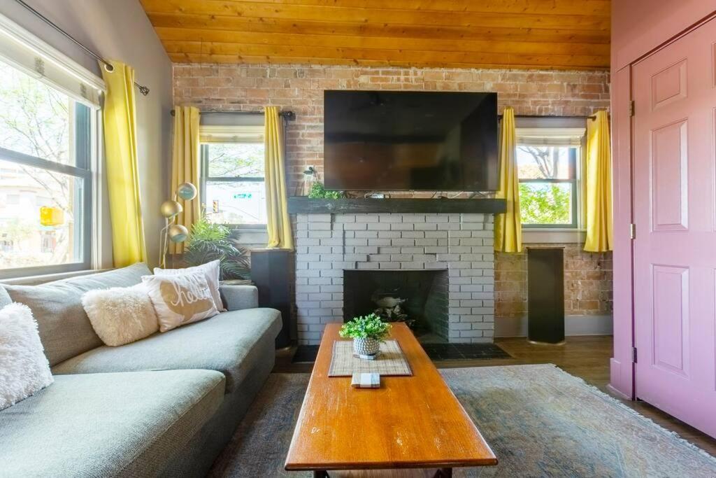 Holiday home Single Level 2br W Free Parking Near Downtown *
