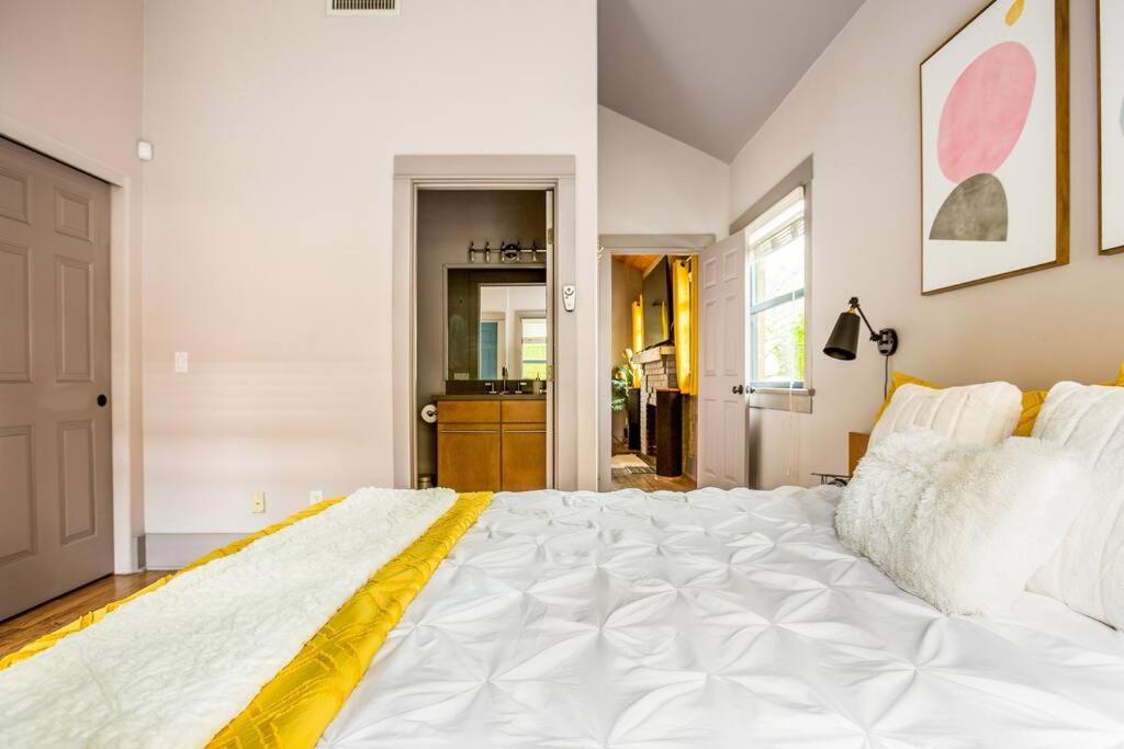 Single Level 2br W Free Parking Near Downtown Holiday home Tucson