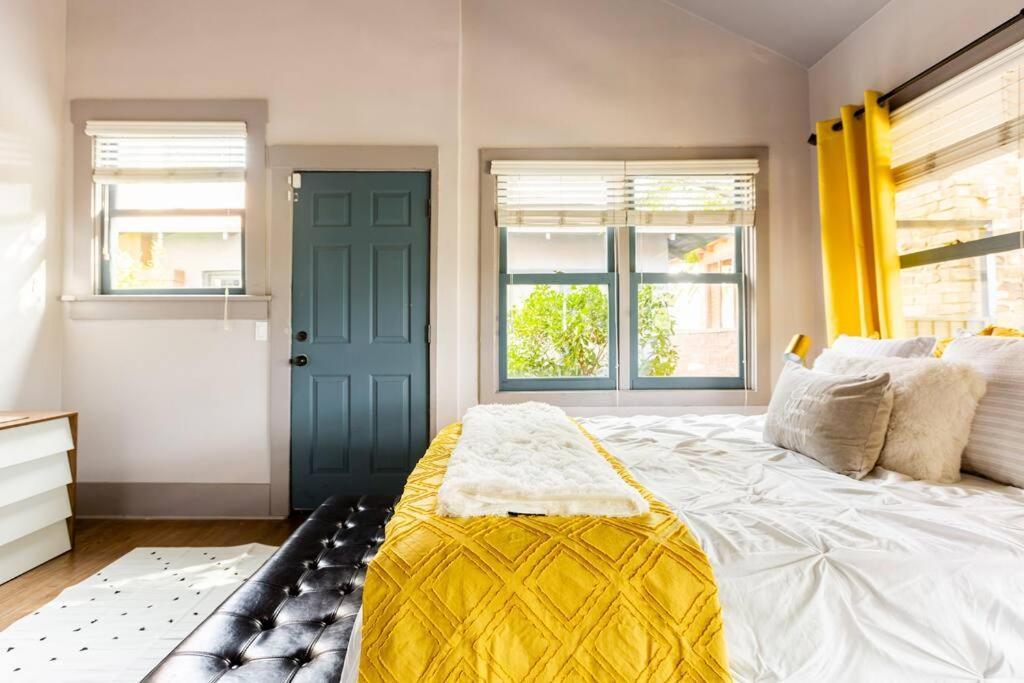 Single Level 2br W Free Parking Near Downtown *