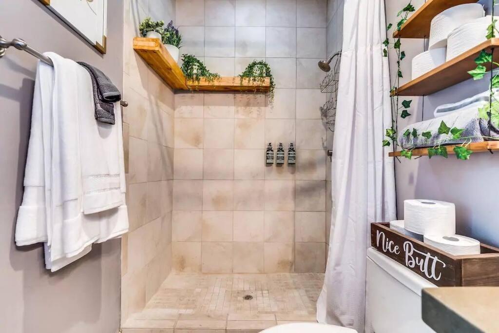 Single Level 2br W Free Parking Near Downtown