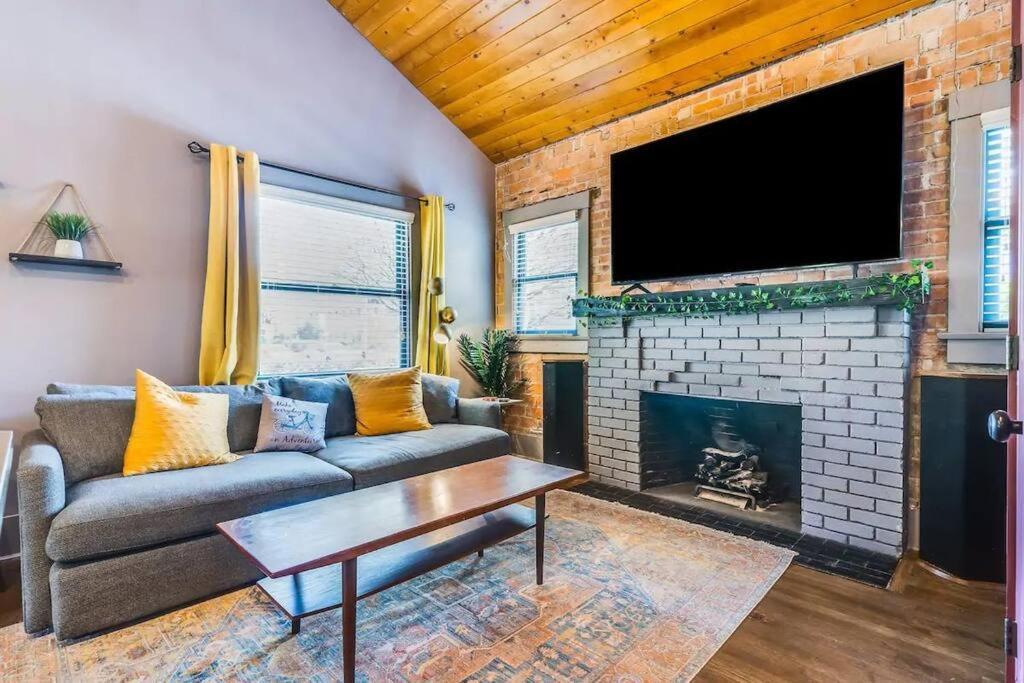 Single Level 2br W Free Parking Near Downtown Holiday home
