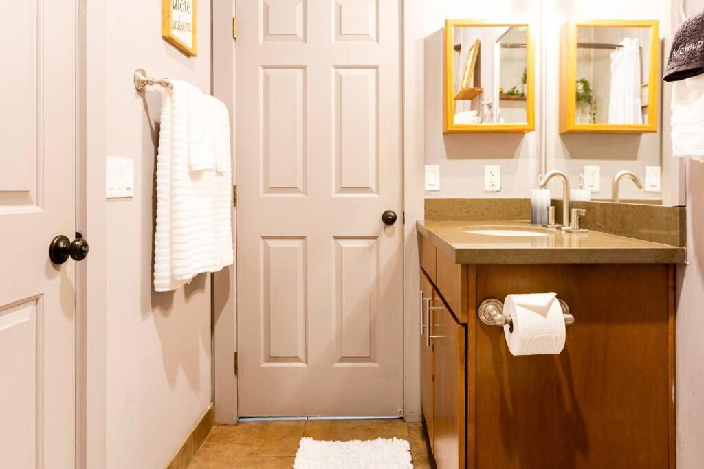 Single Level 2br W Free Parking Near Downtown Holiday home